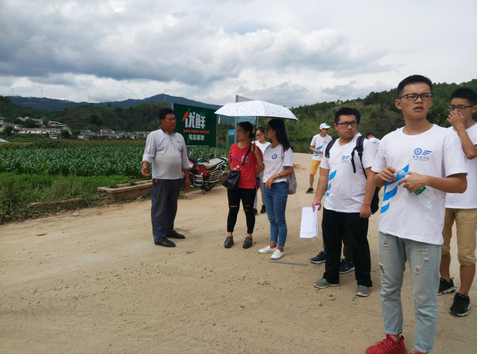 图四:刘村长带领实践团队走访新华村