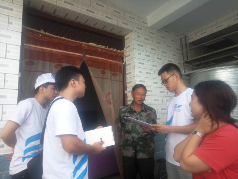 图一:团队正在为村民普及新能源相关知识