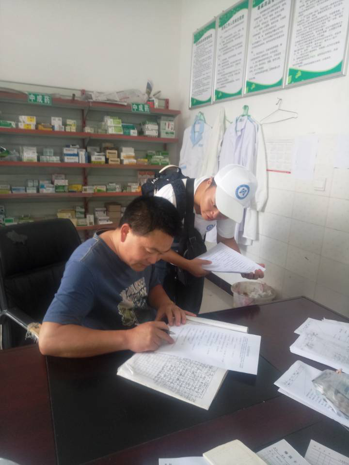 图一:对当地居民进行问卷调查